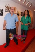 at Anupam Kher_s art exhibition in Bandra on 7th Sept 2010 (78).JPG